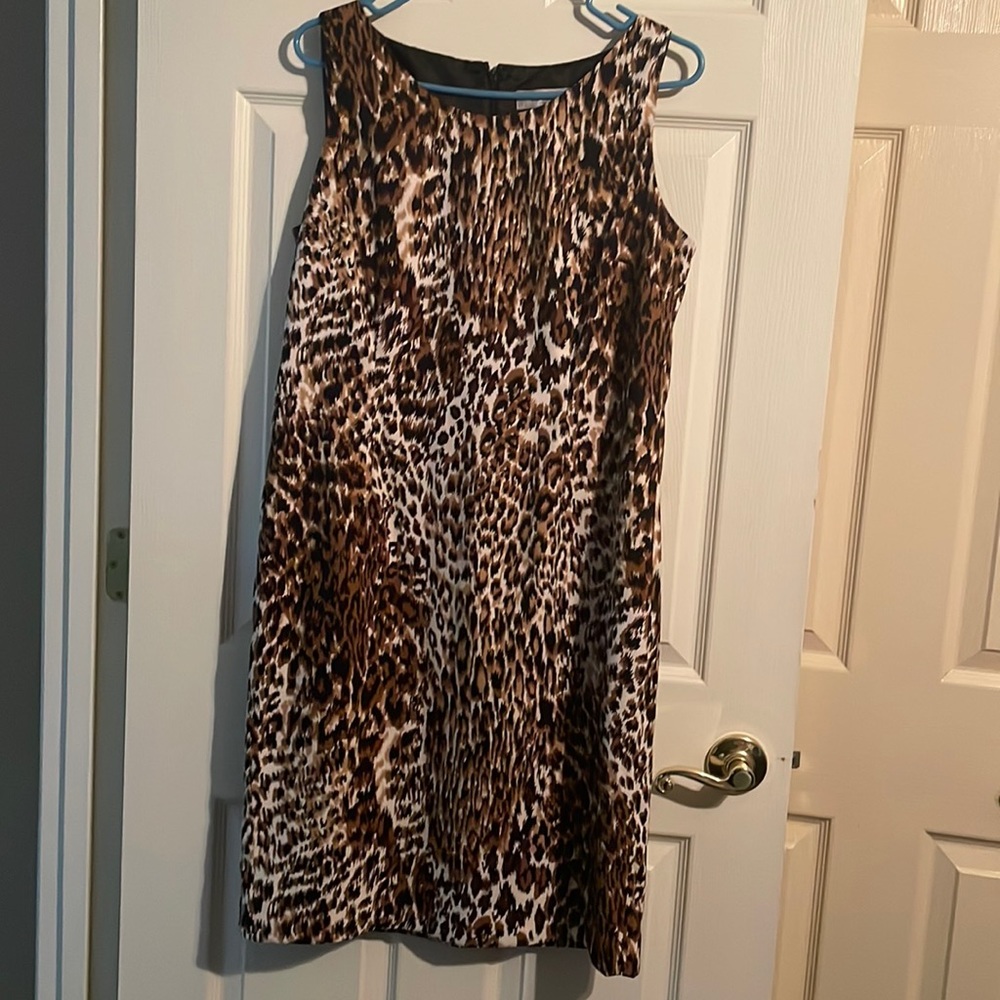 Kasper animal print sleeveless dress. Split in back. Fully lined.